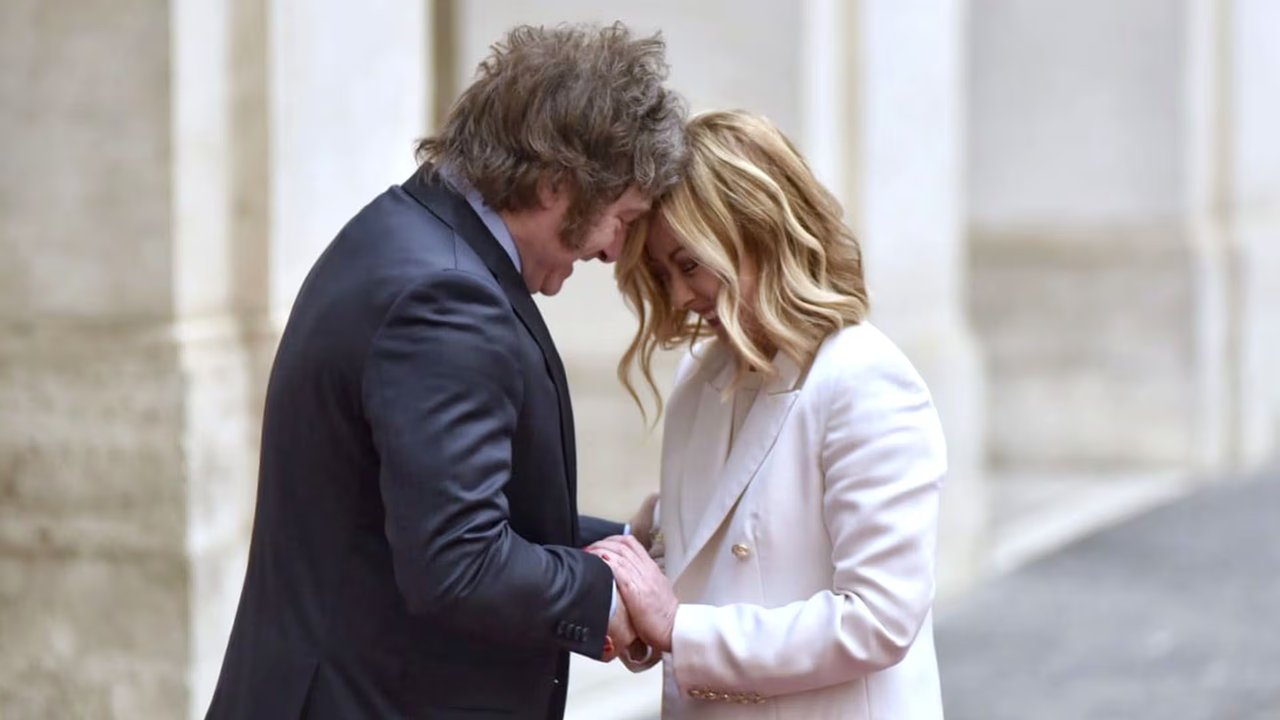 Cada vez más cercanos: Milei se reúne con Meloni en una cumbre conservadora en Italia