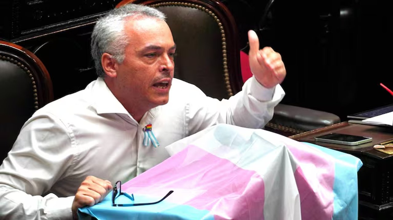 "Soy maricón y me la banco": un diputado criticó a Javier Milei por su discurso en Davos