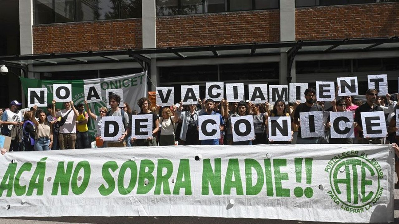 Estatales realizan una asamblea en defensa de la ciencia y por el desguace del CONICET