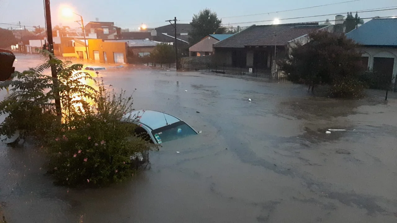 Seis personas muertas y la ciudad bajo agua: lo que quedó de la tormenta en Bahía Blanca
