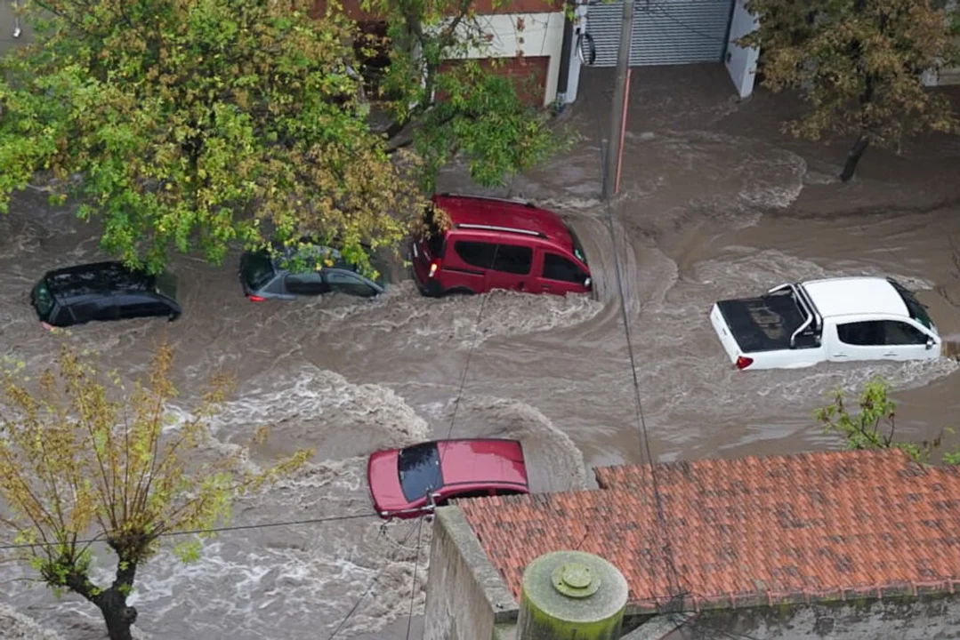 Seis personas muertas y la ciudad bajo agua: lo que quedó de la tormenta en Bahía Blanca