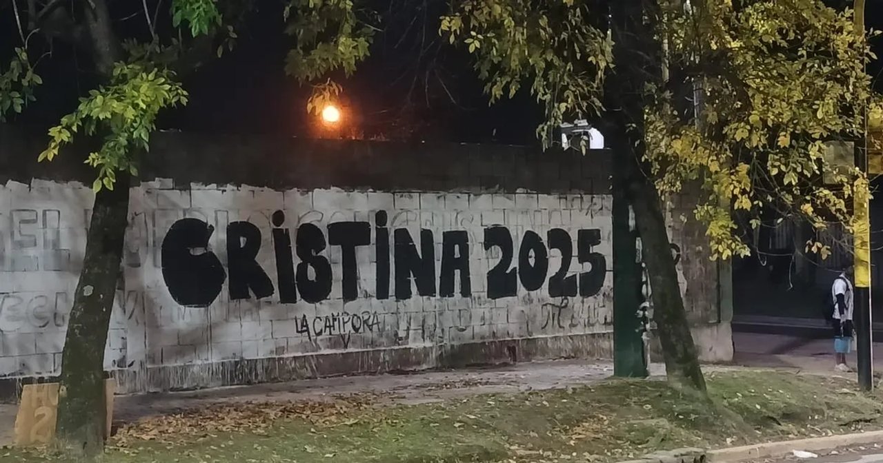 CFK y Kicillof cuelan la interna en el conurbano: guerra de pintadas y un pedido para "no cruzar límites"