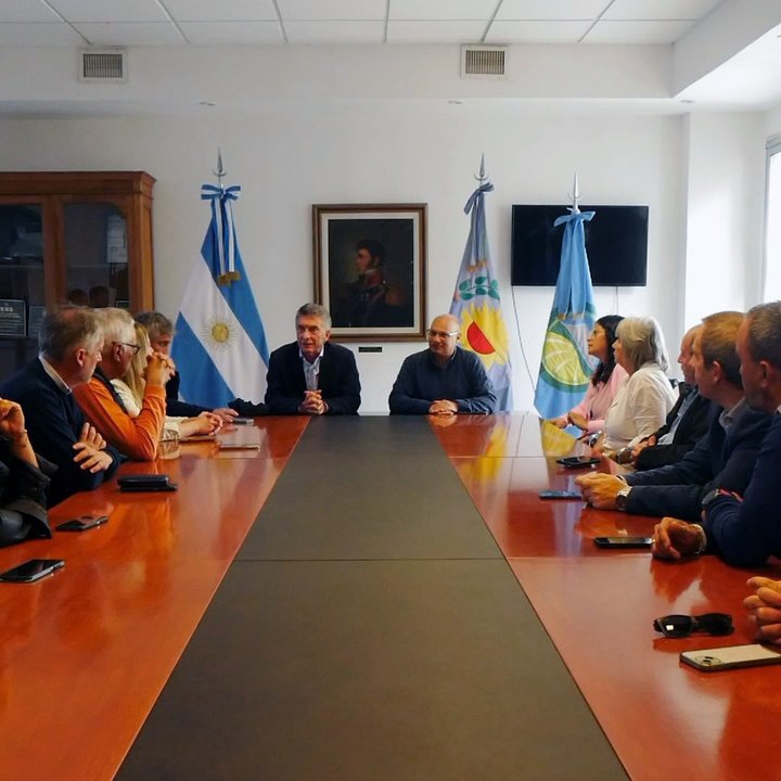 Macri resiste presión de intendentes PRO para acordar con LLA y sube a la UCR a la discusión