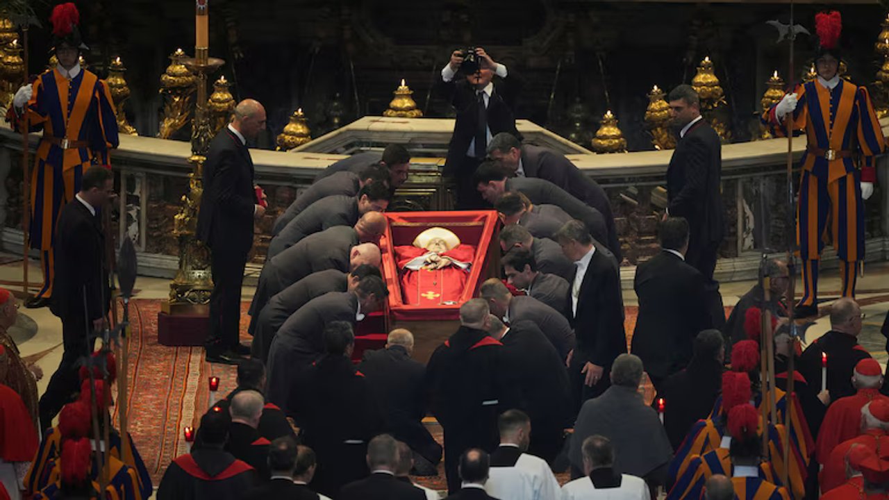 Los restos del Papa Francisco ya se encuentran en la Basílica de San Pedro para el último adiós de los fieles