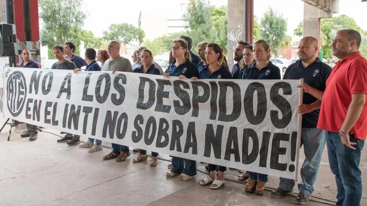 Con palos y gases, el Gobierno respondió con represión a la protesta contra el ajuste en el INTI