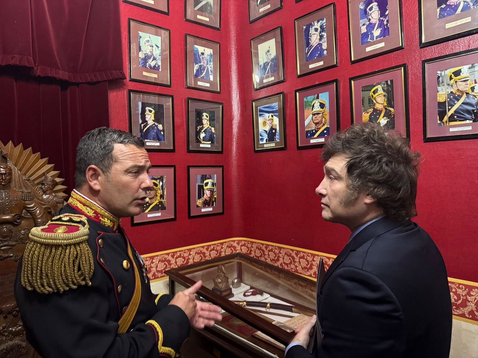 Milei recibió la "Orden Ecuestre Militar de los Caballeros" y lo declararon "granadero honorífico"