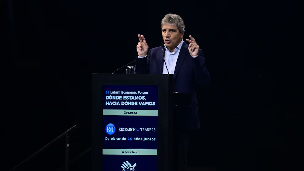 "Hay 200 mil millones en colchones": Caputo insiste en usar los dólares ahorrados de argentinos