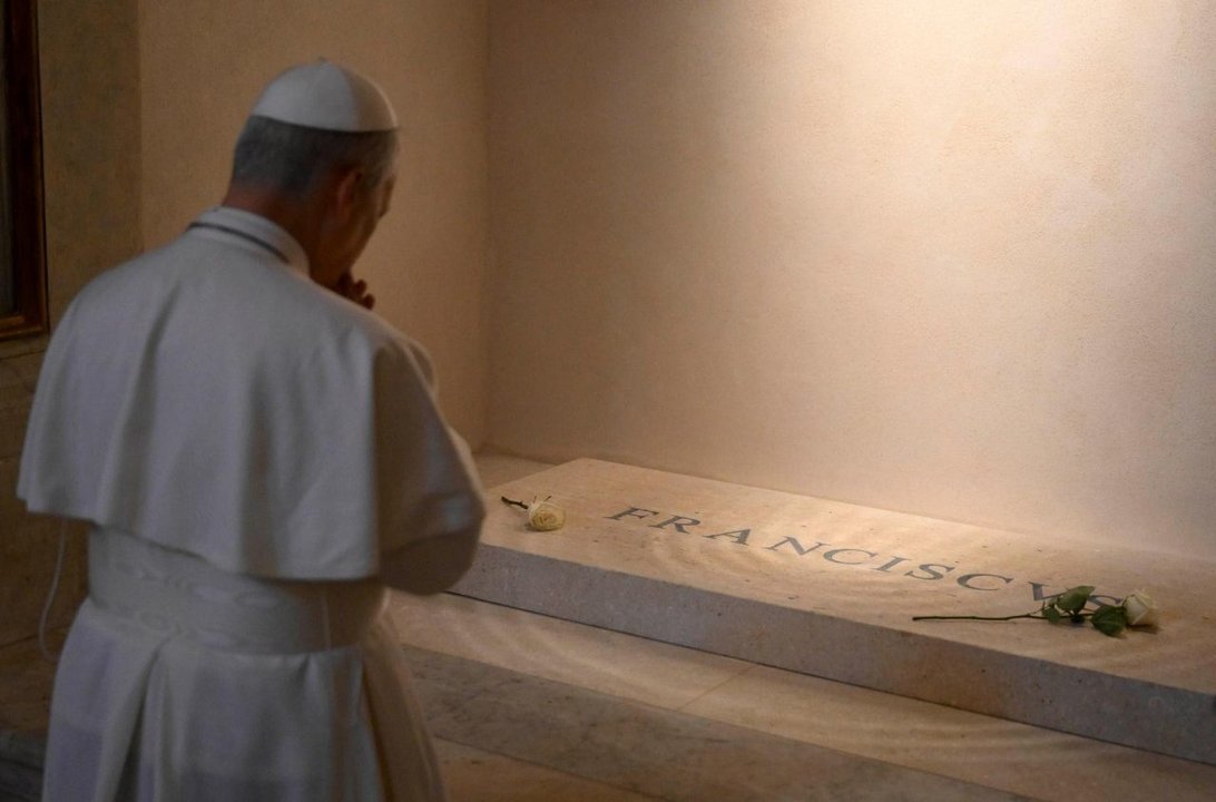 La conmovedora imagen de la visita de León XIV a la tumba de Francisco