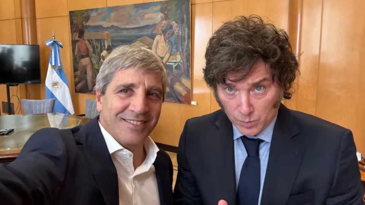 Caputo salió a festejar el superávit fiscal y Milei, "el ancla fiscal a full"