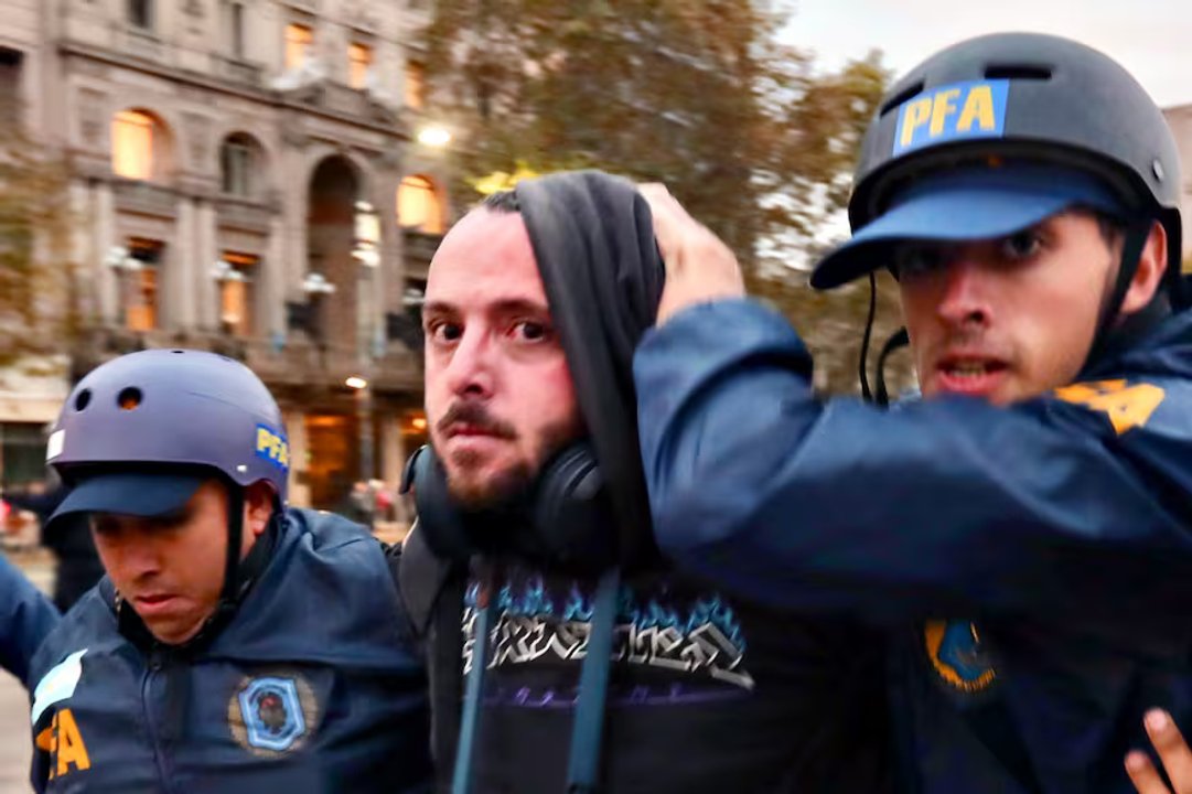 El saldo de otra jornada violenta con gases, heridos y la prensa nuevamente en la mira