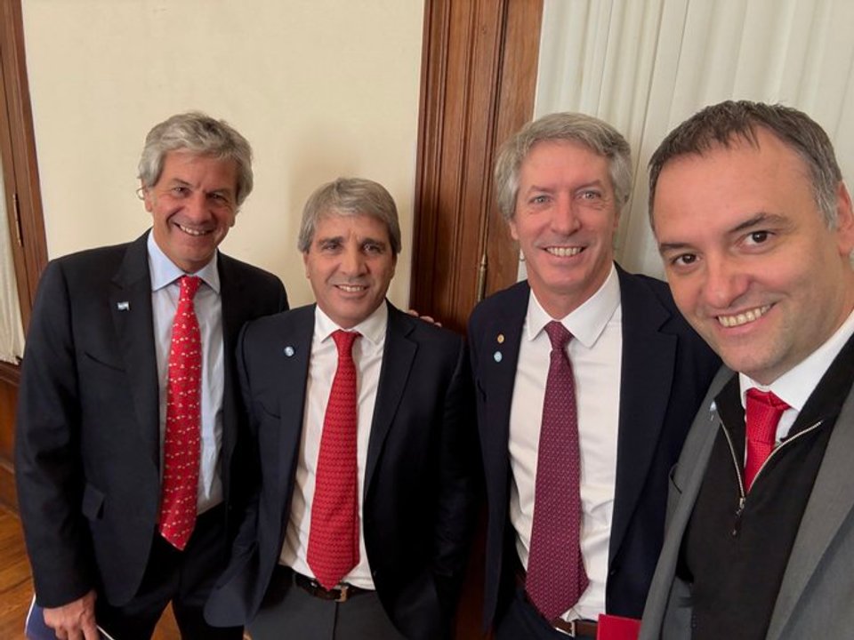 El Gobierno lanza su cruzada contra el control estatal, con un guiño al dólar informal y a la economía en negro