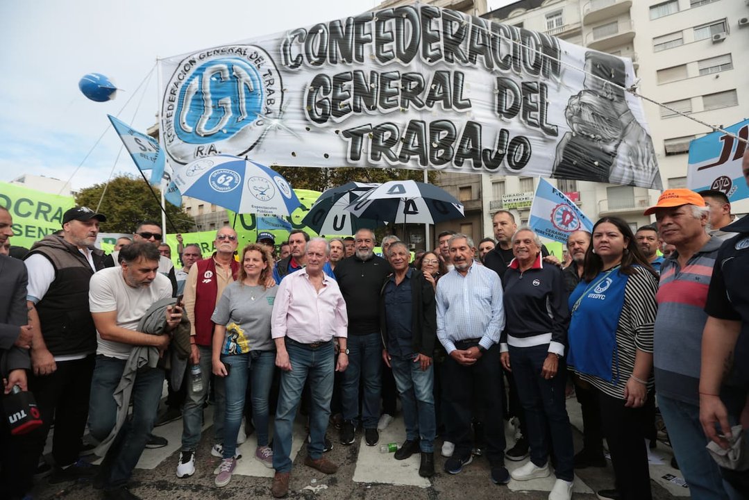 La CGT y gremios del transporte anuncian su rechazo al DNU que limita el derecho a huelga