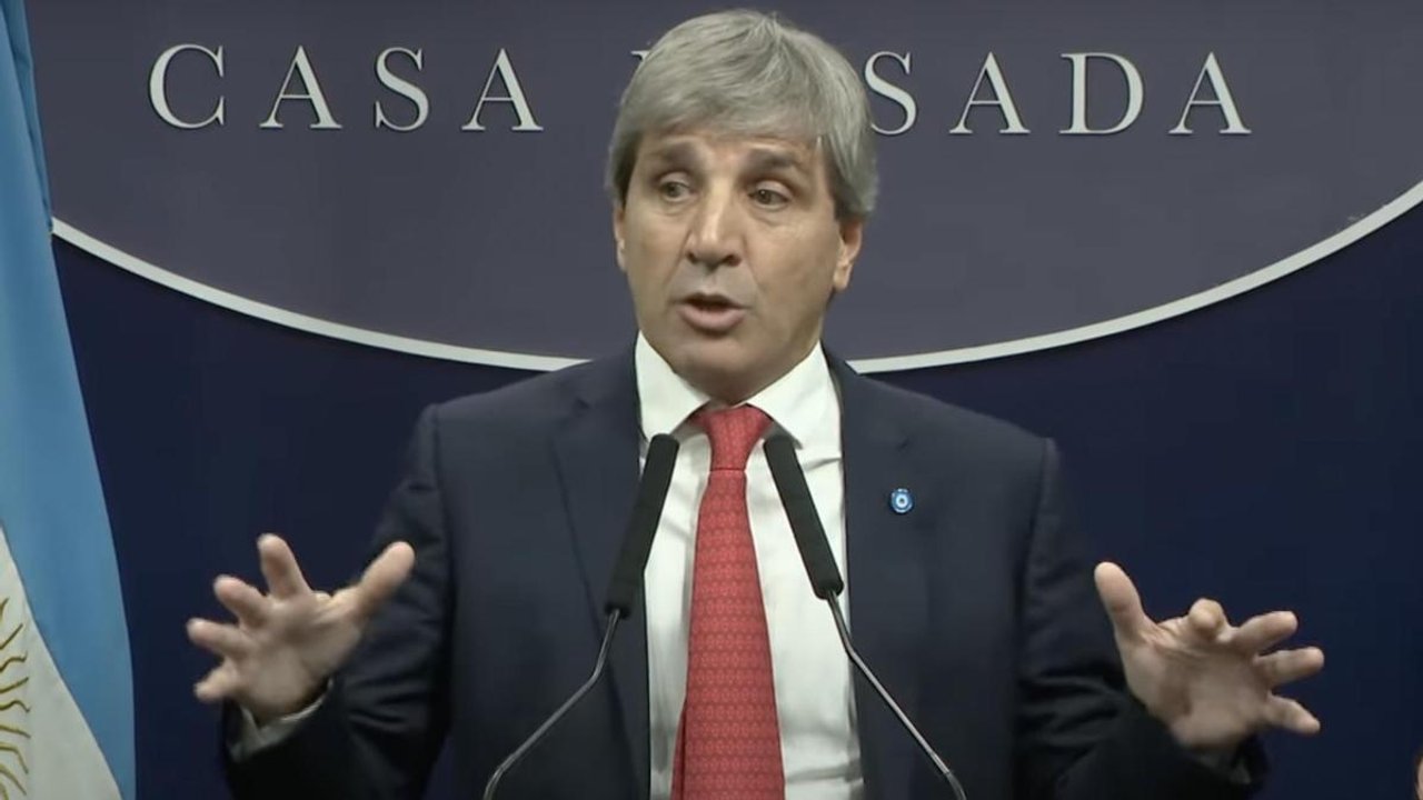 Caputo precisó que los montos que se habilitaron para usar sin controles del ARCA son por mes y por persona