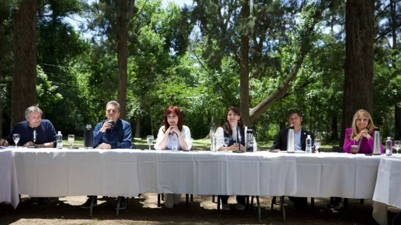 Pacto LLA-PRO y consolidación de la tercera vía condicionan unidad: Kicillof y CFK forzados a acordar