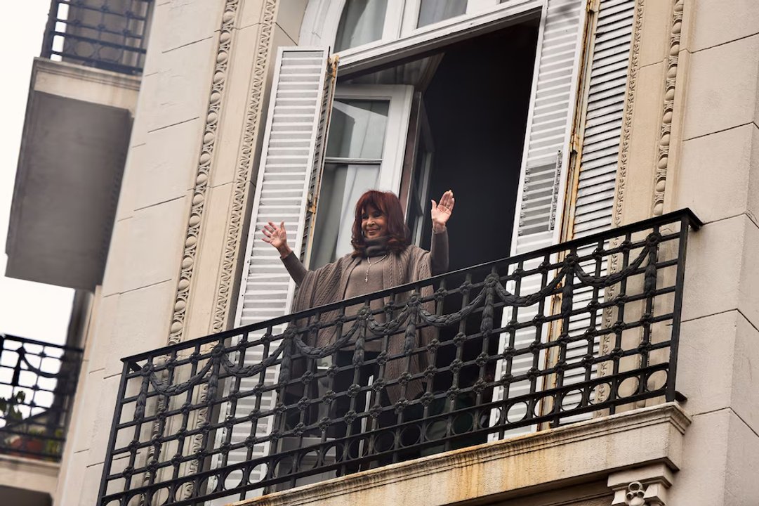 El tribunal resolvió que los legisladores que quieran visitar a CFK deberán pedir permiso