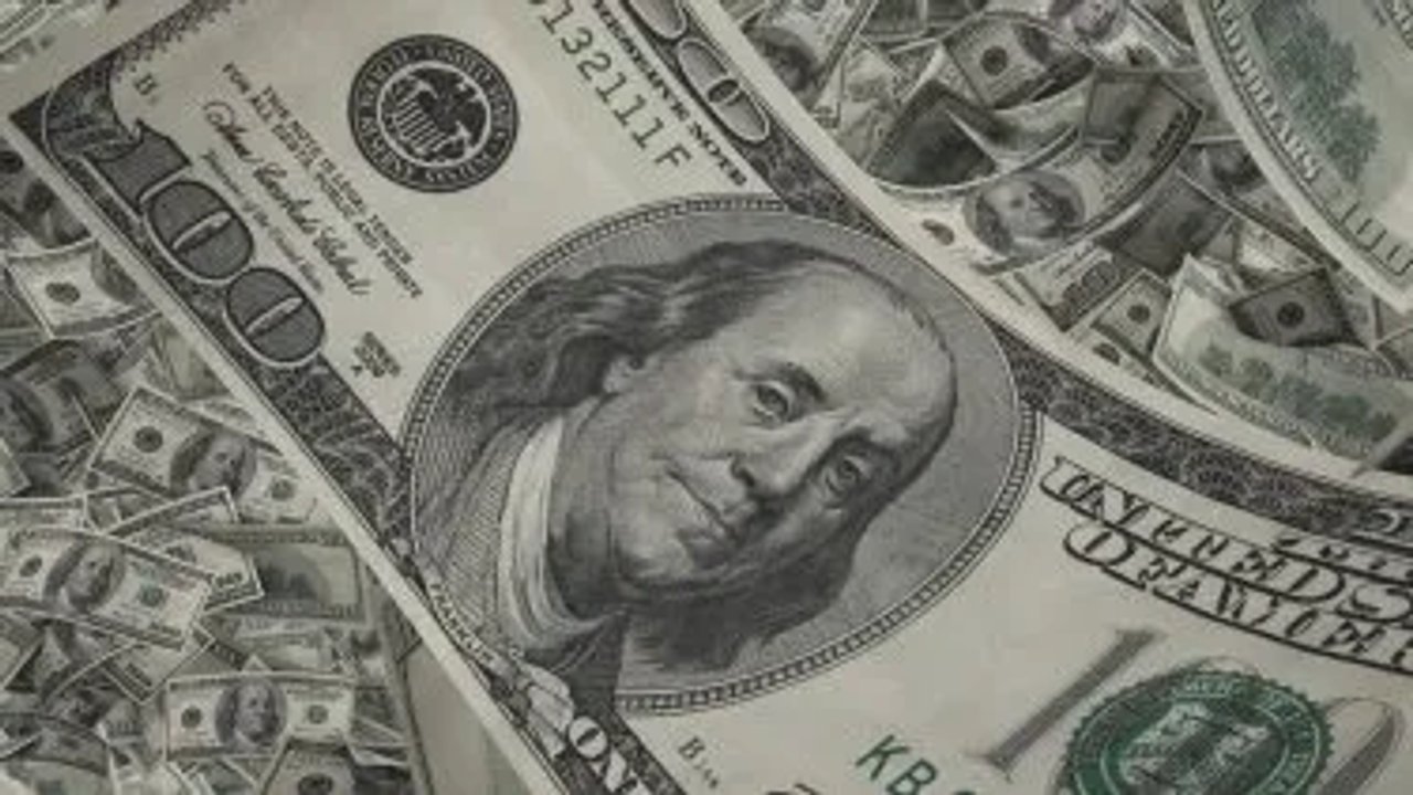 Tras una semana de alzas, el dólar retrocedió hasta el 0,4% y se aleja de los $1.400