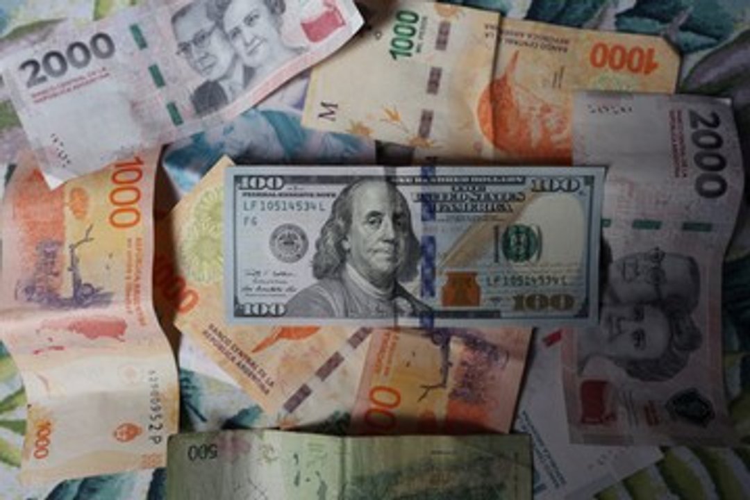 El BCRA sube los "encajes" y realiza una licitación fuera de cronograma para desalentar el dólar