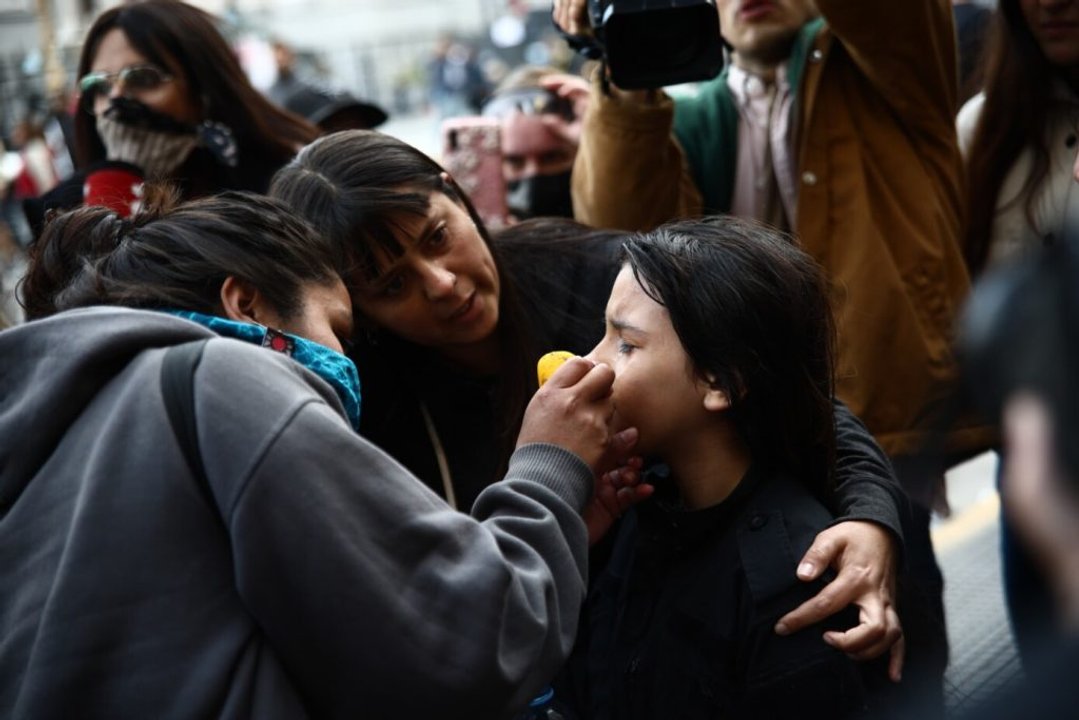 Piden llevar a juicio al policía que roció gas pimienta a una nena de 9 años frente al Congreso