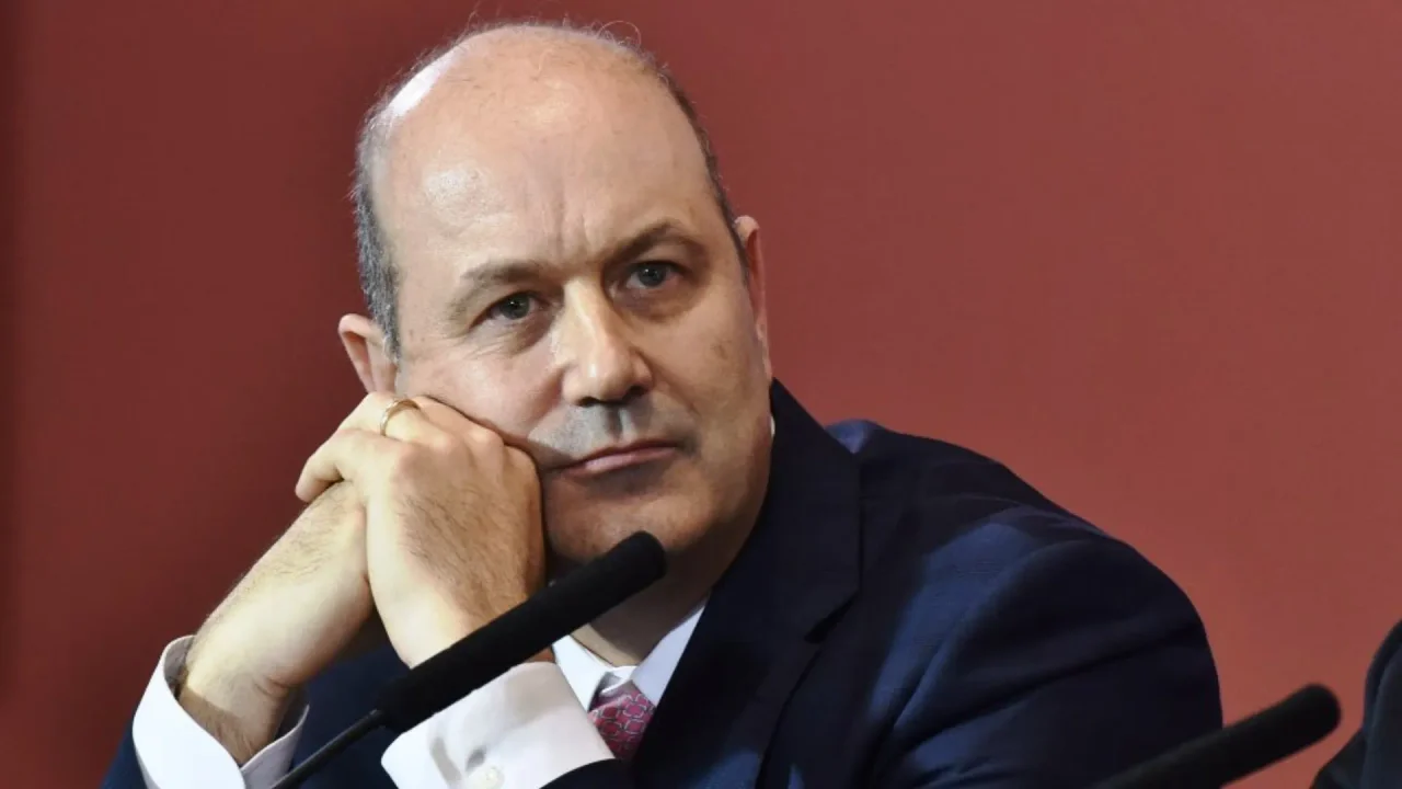 Desde España, Sturzenegger dio detalles del plan oficial para desarticular a los sindicatos - DataClave