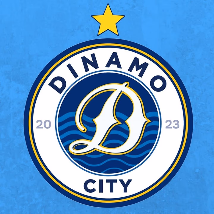 Insólito: el presidente del Dinamo City ingresó al vestuario con ¡una bolsa de fajos de billetes! como premio a sus jugadores por clasificar a playoffs