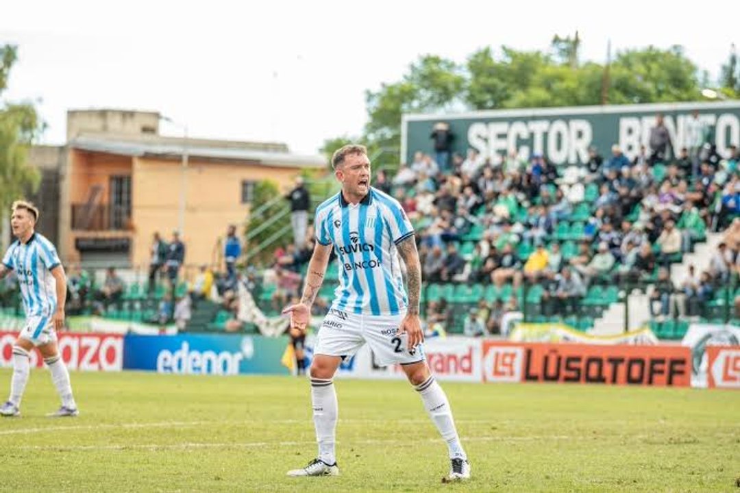 Barrabravas de Racing de Córdoba arrojaron sus carnets al campo de juego y los dirigentes respondieron con cánticos desde el palco