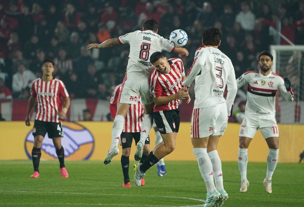 En un partido cerrado y sin grandes emociones, Estudiantes igualó en UNO ante Flamengo
