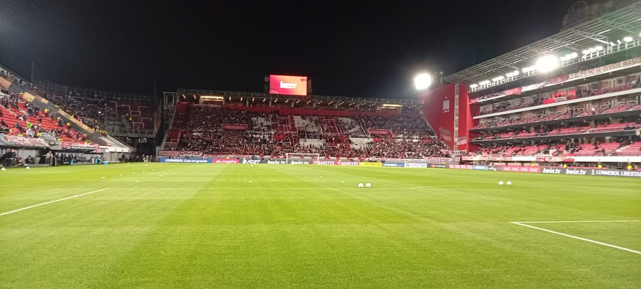 Mientras se daba el mensaje oficial contra la discriminación, los hinchas de Estudiantes explotaron contra la CONMEBOL