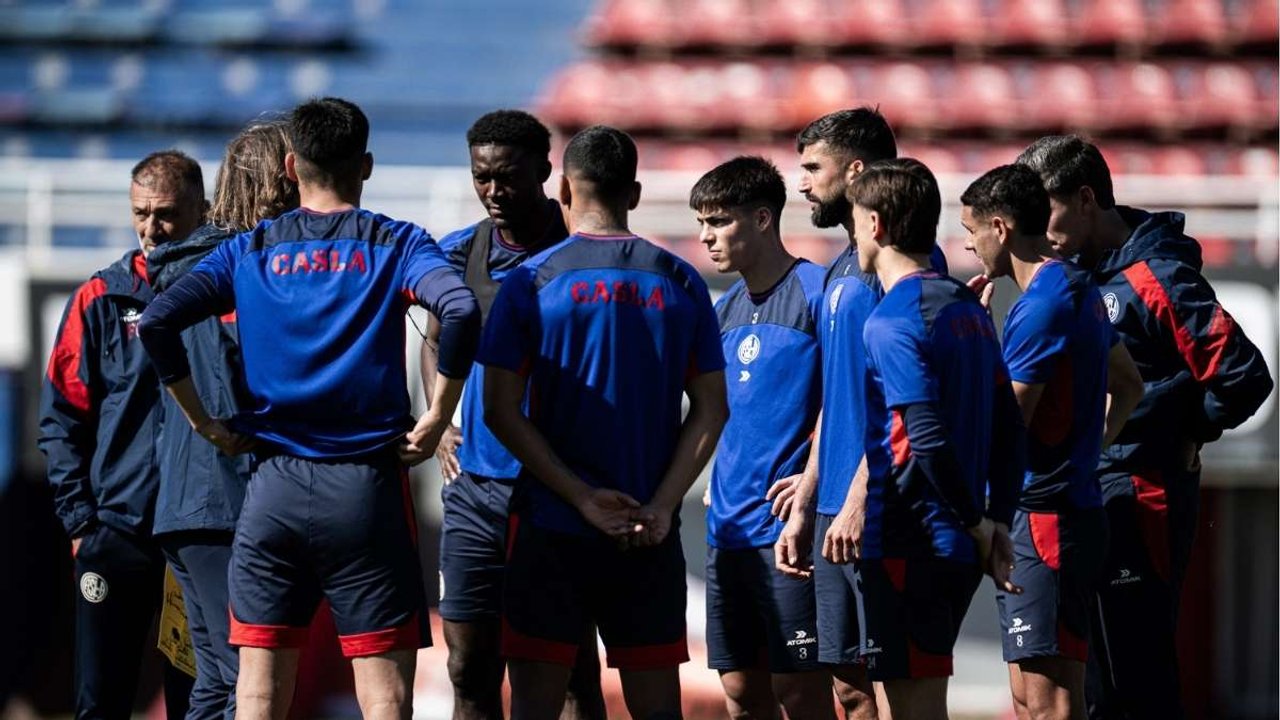 Luego de desactivar una medida de fuerza de sus empleados, dirigentes de San Lorenzo se reunieron con el plantel por sueldos atrasados