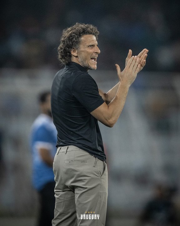 Forlán dio la lista de reservados de Uruguay para jugar contra Argentina: Merentiel, adentro, y sorprendió con un ex de River e Independiente