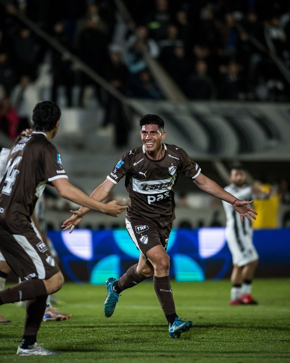 Platense ganó sobre el final, se ilusiona con meterse en los playoffs y complicó a Gimnasia de Mendoza