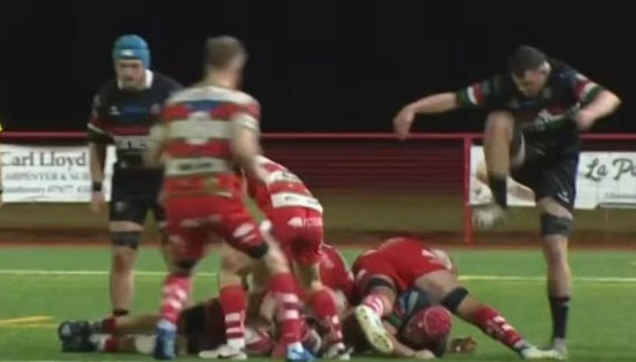 Un salvaje: brutal pisotón sobre la pierna de un rival en el suelo sacudió al rugby mundial