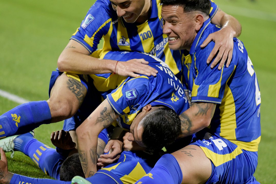 Rosario Central derrotó a Huracán, aseguró su lugar en los playoffs y se trepó, momentáneamente, a la cima en la Tabla Anual